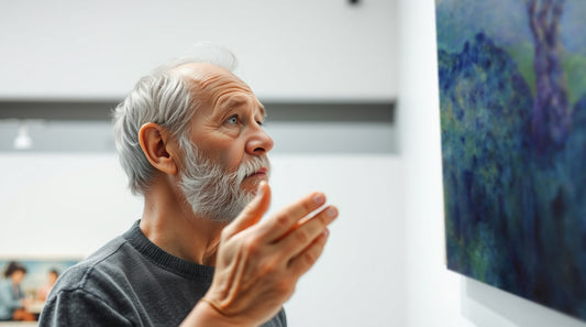 Crítico de arte observando una pintura de Devaraj